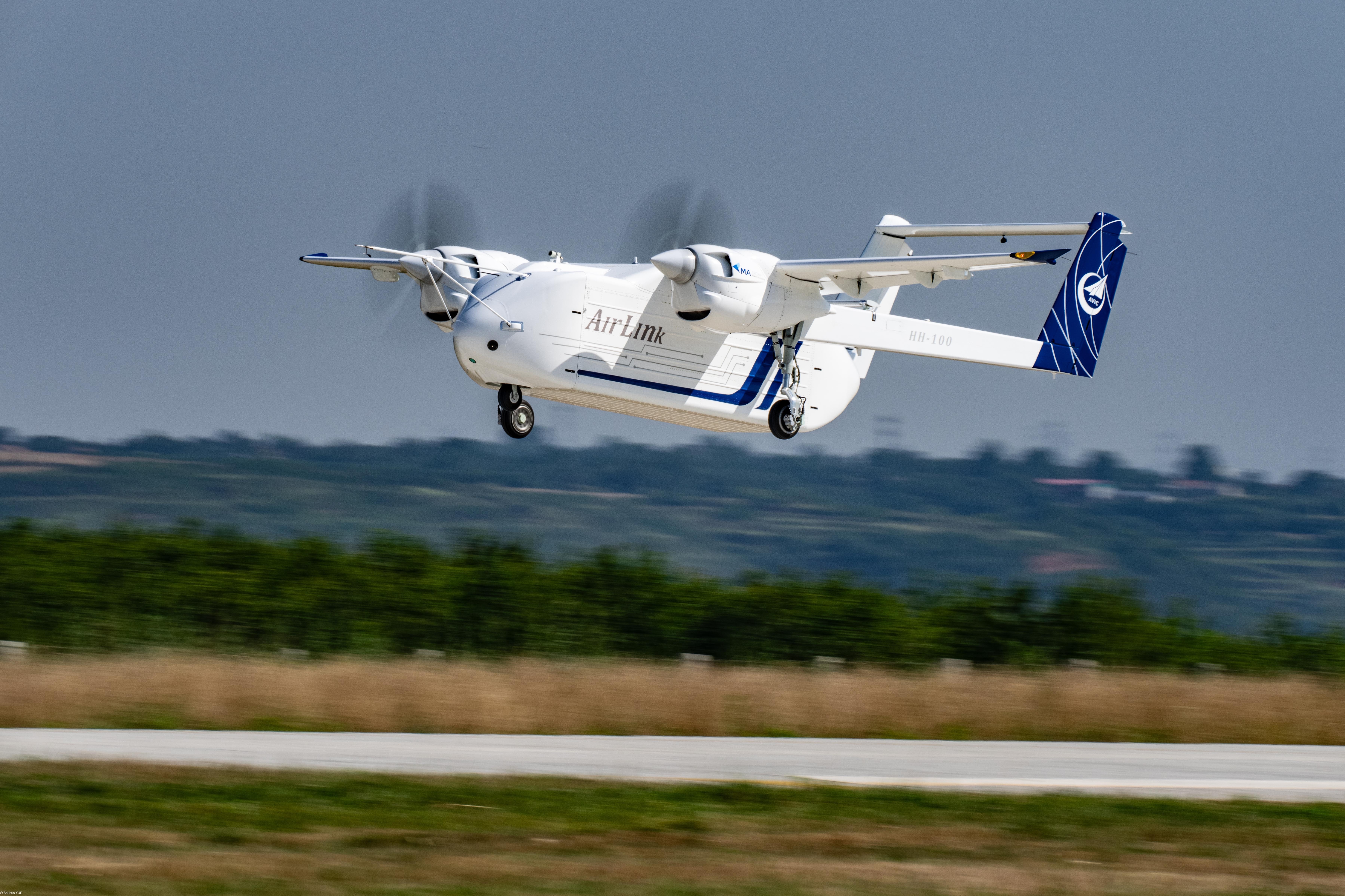 航空工业自主研制HH-100商用无人运输机首飞成功