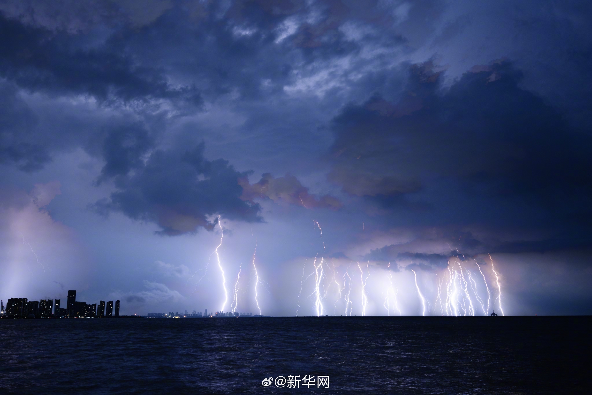 超强台风级"摩羯"来临前夜 海口现巨型闪电