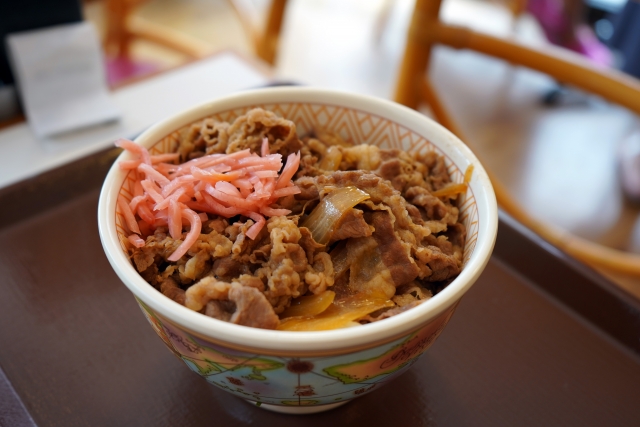 【悲報】牛丼屋ワンオペ俺｢今1人なんで時間かかりますが…｣ 団体客｢大丈夫ッスよ！｣ 俺｢…。｣