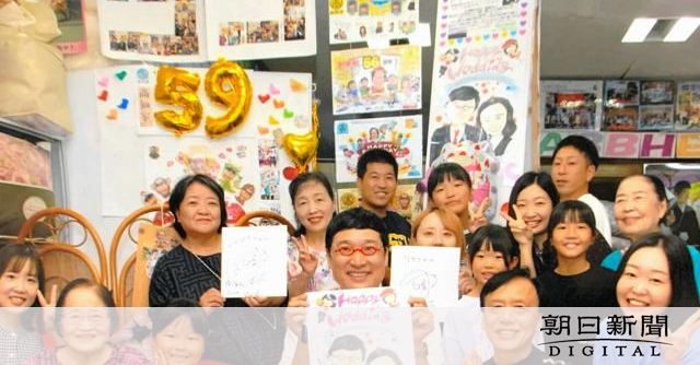 南キャン山里亮太さん、商店街にサプライズ登場　「新婚旅行」の縁で