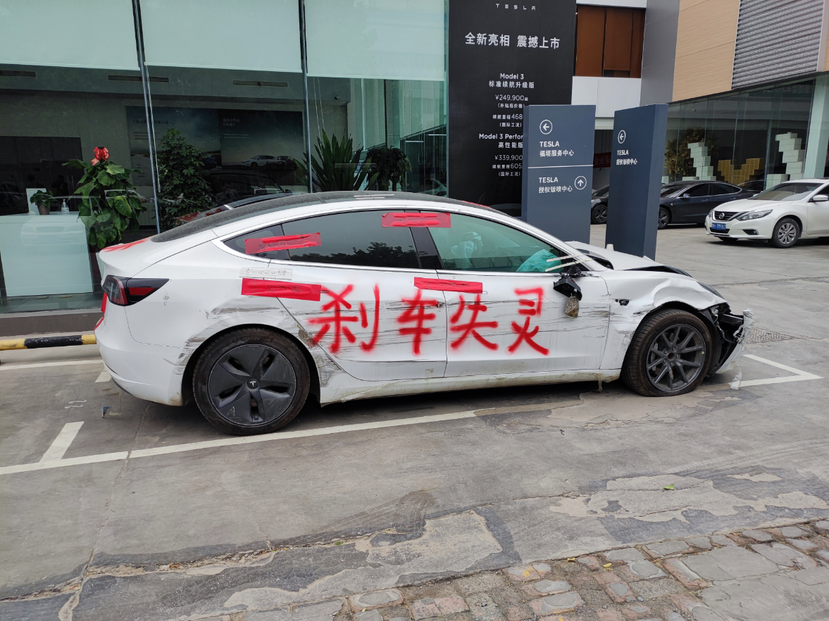 特斯拉车顶维权女车主又晒新车：百万仰望U8