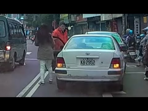 【車禍影片】三寶女搶黃失敗追撞（2024.12.31 新北市土城區中央路四段