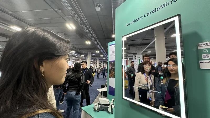 CES 2025：鉅怡智慧魔鏡、照完鏡子就可檢測出心跳、血壓、血氧和呼吸頻率等生理資訊