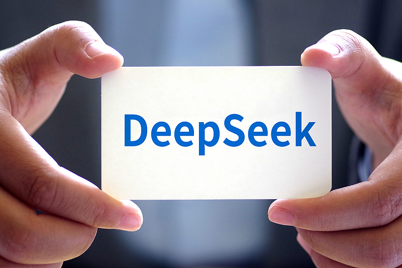 马斯克谈 Deepseek：中国诸多伟大造物之一；苹果加速推进机器人项目；何小鹏：我长得老实总被骗